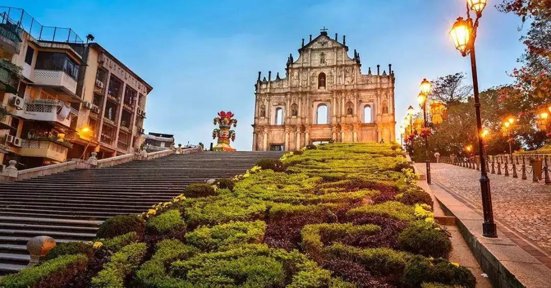 澳门，向尊敬的听众朋友们致意