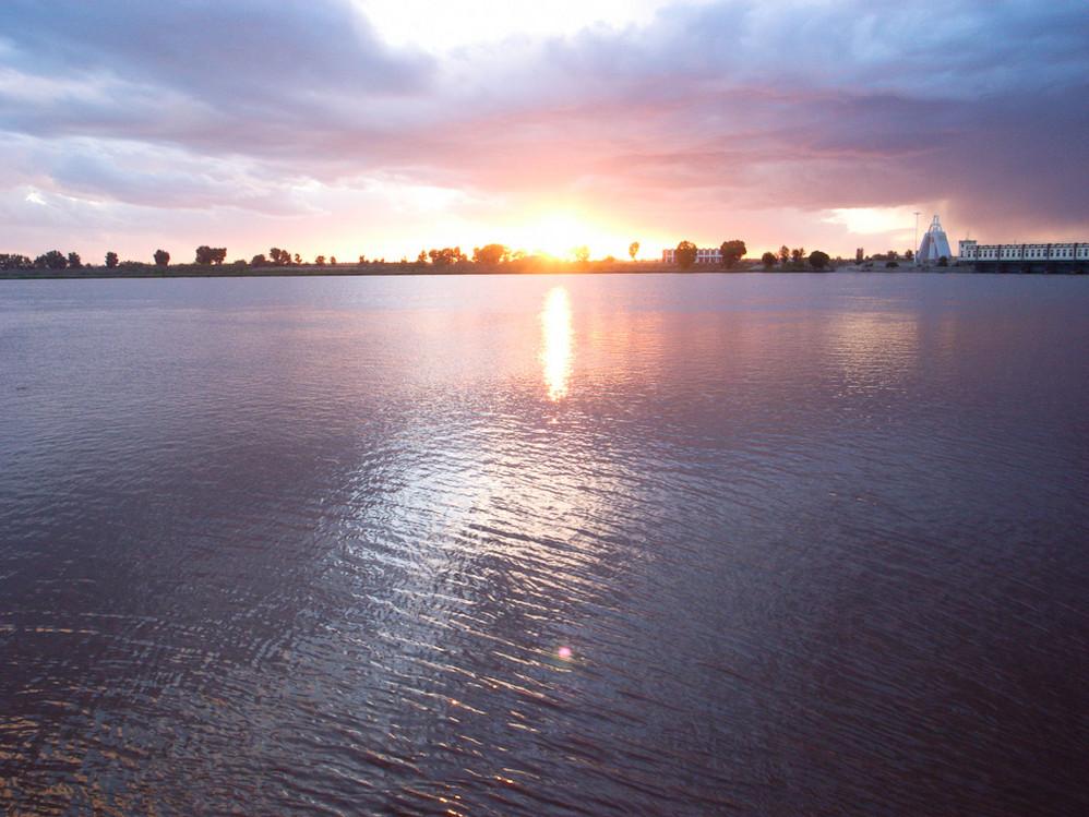 巴彦淖尔,友谊湖畔的情怀